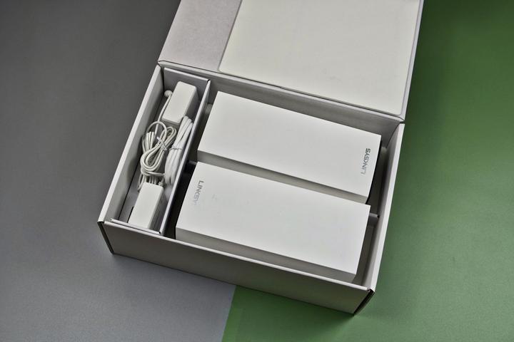 收到这次的众测产品领势ax9400路由器包装特别大看图片可能不太能感受